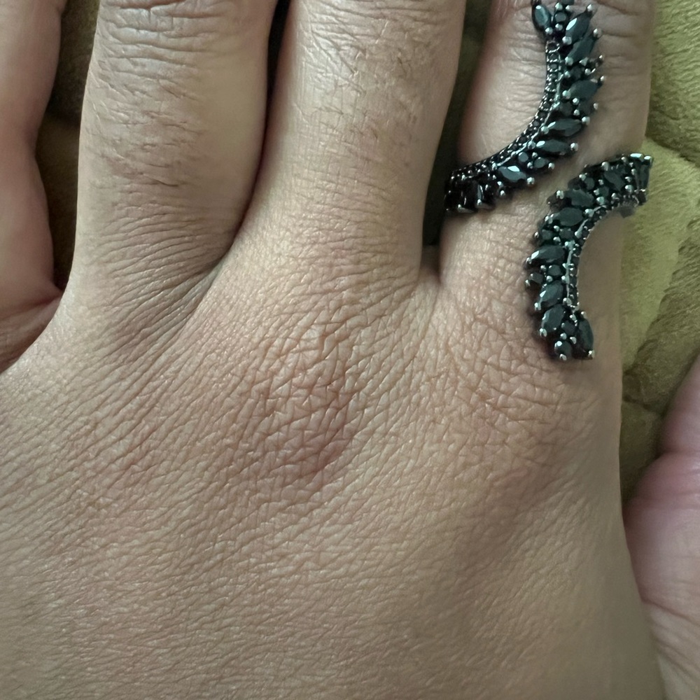 Beautiful Black Rhinestone Statement Ring - Picture 4 of 4